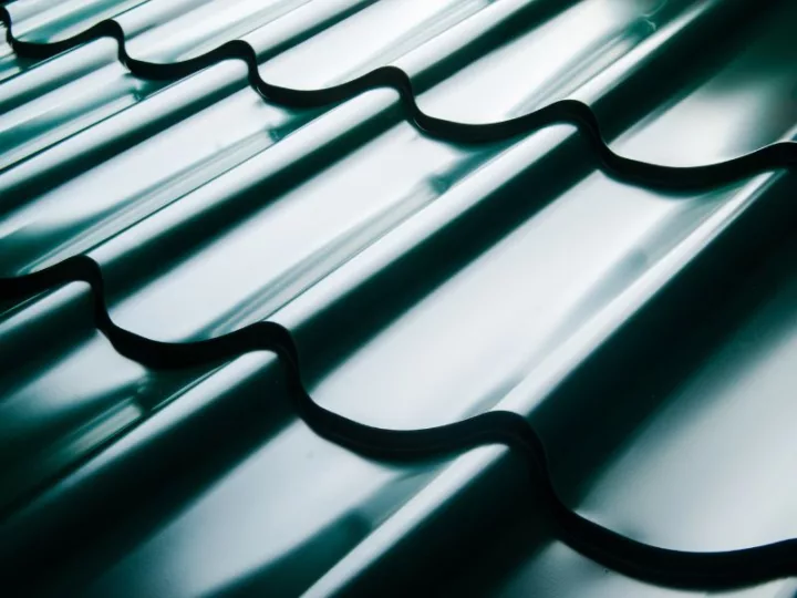 Roof Options: Asphalt Shingles vs. Metal